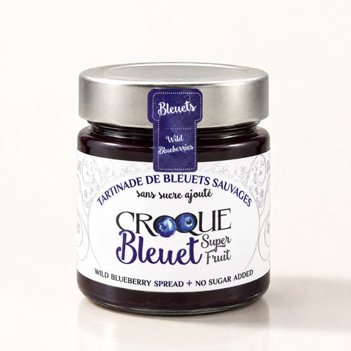 Pot de tartinade Croque bleuet aux bleuets sauvages, pot en verre avec couvercle argenté sur fond crème