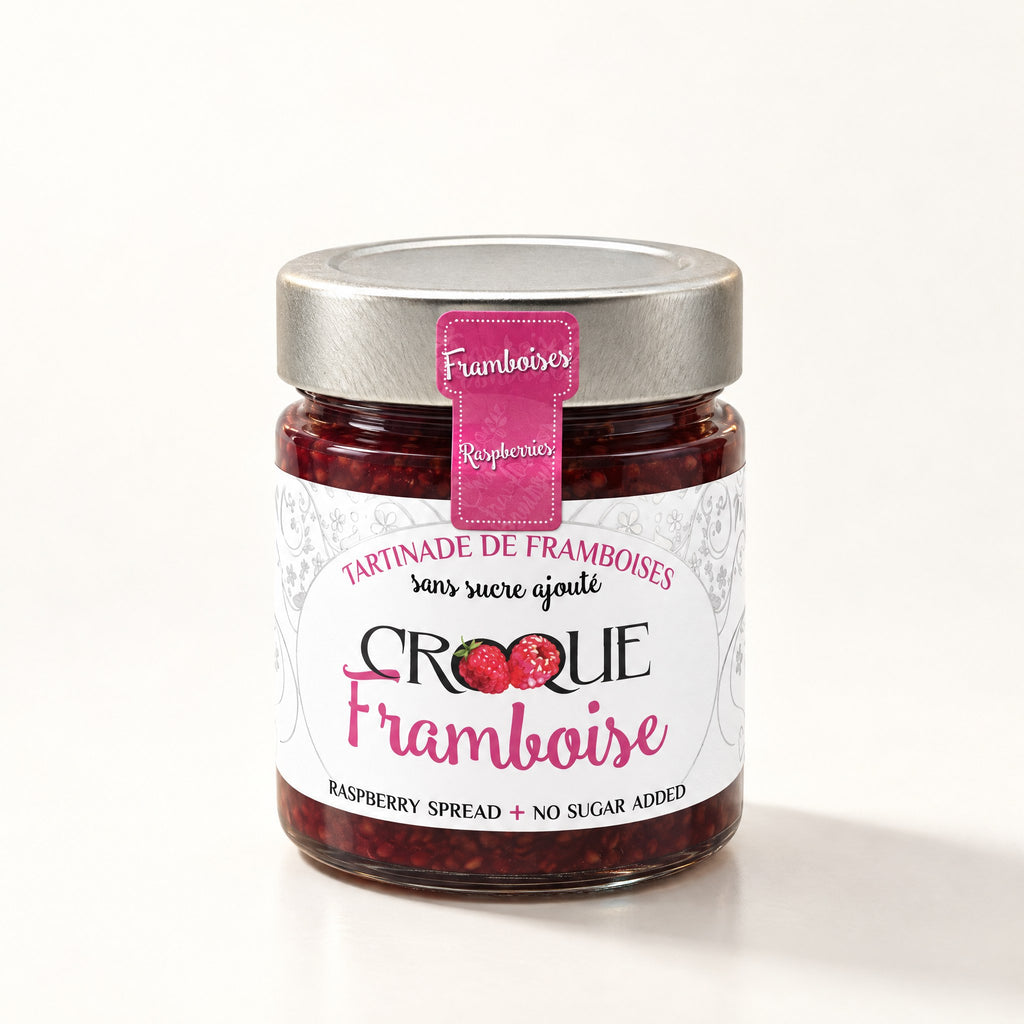 Tartinade Croque framboise en pot de verre avec couvercle argenté, posée seule sur fond crème