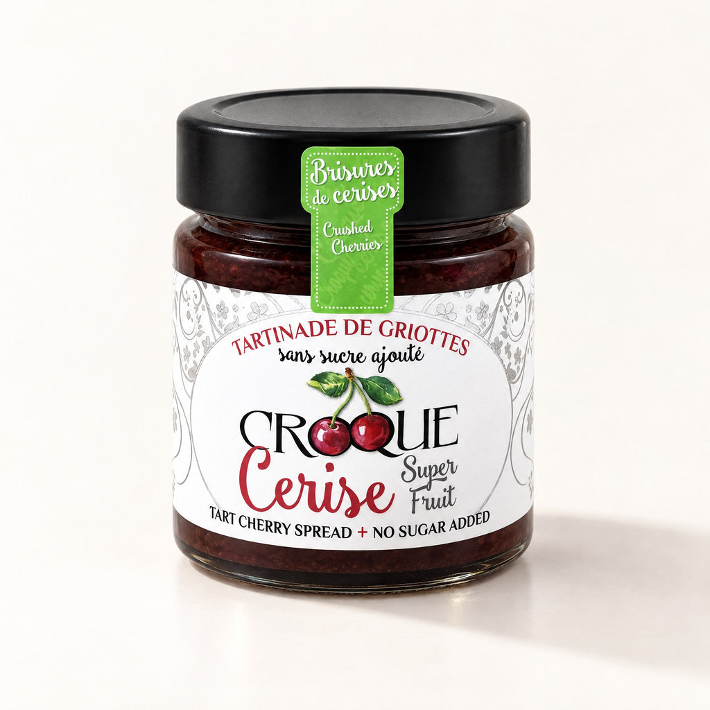 Pot de tartinade de griottes en brisures avec couvercle noir, posé seul sur un fond crème