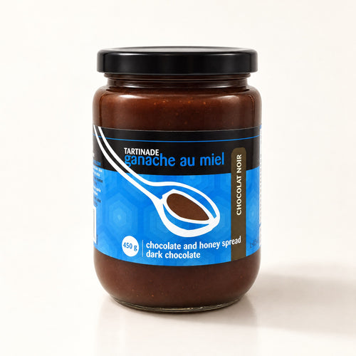 Pot de tartinade ganache au miel au chocolat noir, isolé sur fond crème, couvercle noir