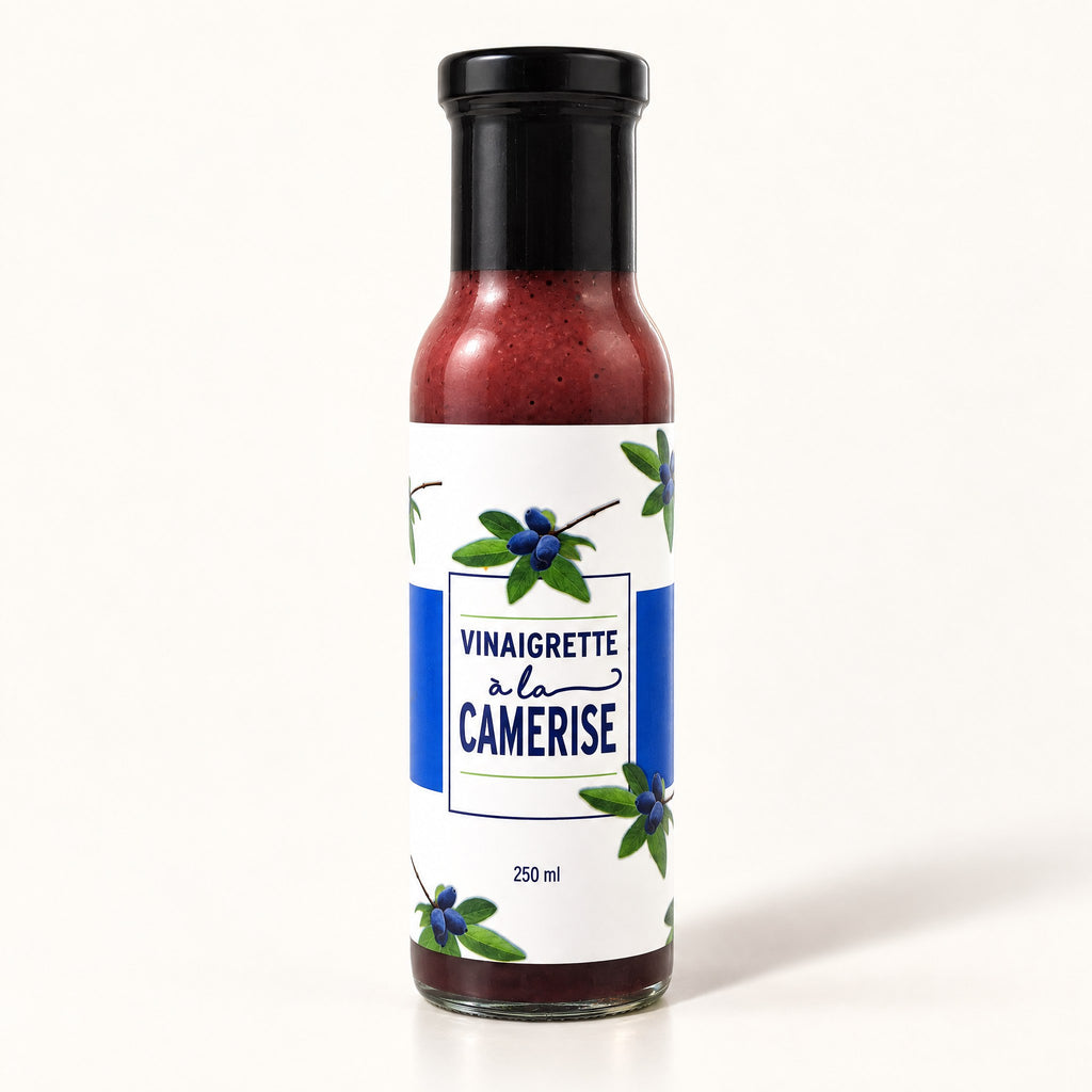 Bouteille de vinaigrette à la camerise avec étiquette blanche et bleue, sur fond crème