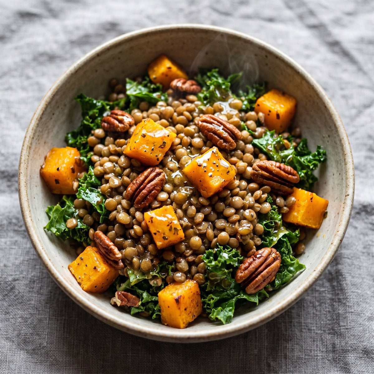 Bol de lentilles, courge rôtie et chou frisé garni de noix de pécan, arrosé de vinaigrette au sirop d'érable